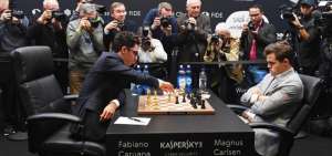 El noruego Magnus Carlsen, campe&oacute;n mundial de ajedrez (d), y el estadounidense Fabiano Caruana (i), en la duod&eacute;cima partida del Mundial de Ajedrez que se celebr&oacute; en Londres (Reino Unido).
