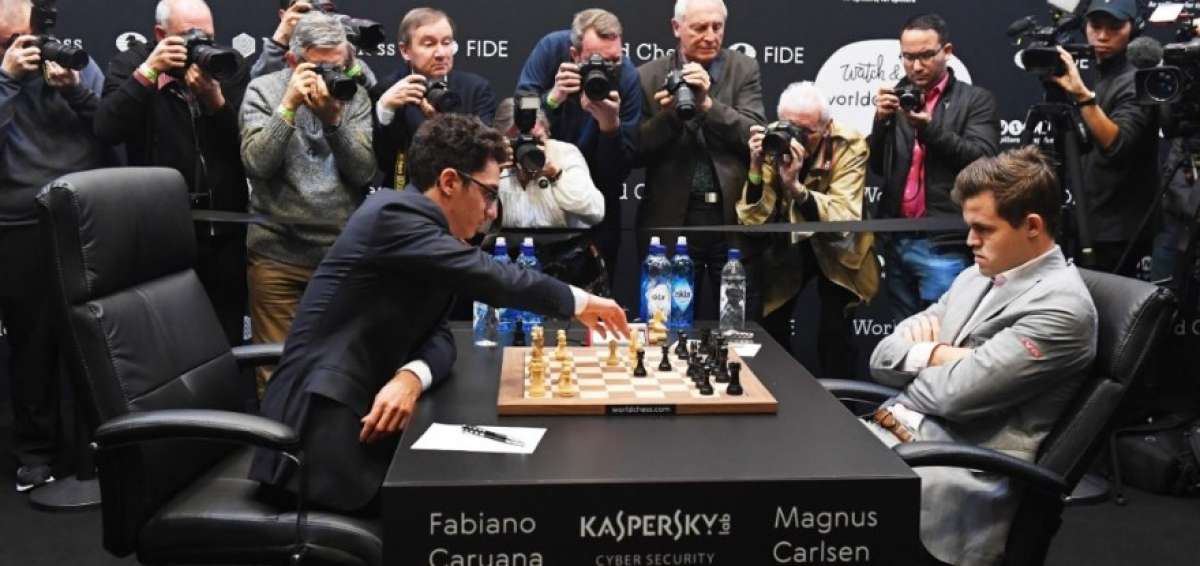  El noruego Magnus Carlsen, campe&oacute;n mundial de ajedrez (d), y el estadounidense Fabiano Caruana (i), en la duod&eacute;cima partida del Mundial de Ajedrez que se celebr&oacute; en Londres (Reino Unido).