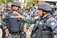 Víctor Zárate (izq.), comandante de la Zona 8, durante un operativo en Guayaquil. 