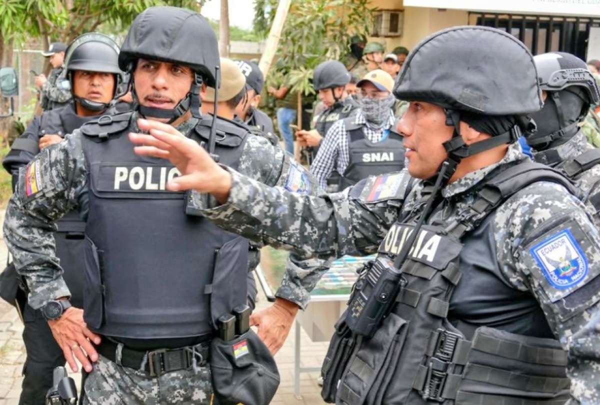 Víctor Zárate (izq.), comandante de la Zona 8, durante un operativo en Guayaquil.