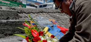 Ofrendas para el polic&iacute;a Froil&aacute;n Jim&eacute;nez asesinado el 30S