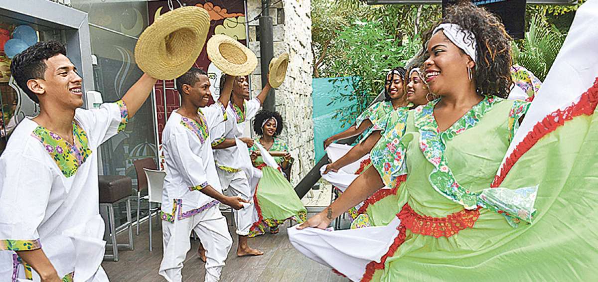 Los integrantes del conjunto folcl&oacute;rico de marimba, adem&aacute;s de aprender a bailar, estudian las entonaciones b&aacute;sicas de cada instrumento.