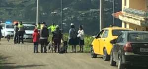 Moradores del sector y familiares hablan con la Polic&iacute;a sobre el hecho.