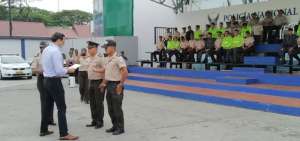 El gobernador del Guayas, Pedro Pablo Duart, hizo la entrega de los reconocimientos.
