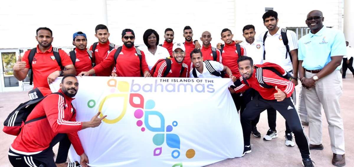 La delegaci&oacute;n de Emiratos &Aacute;rabes Unidos son recibidos por miembros de la organizaci&oacute;n de la Copa Mundial.