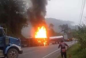  Un fuerte accidente en el cantón Mejía provocó el cierre total de la vía Alóag - Santo Domingo. Uno de los vehículos involucrados se incendió tras el impacto.
