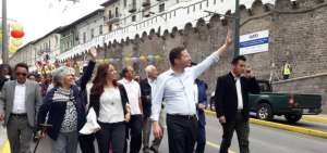 El alcalde saliente Mauricio Rodas realiz&oacute; un recorrido por la zona remodelada.