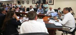 Correa propone suspender el comit&eacute; de transici&oacute;n si se niegan cinco presidenciables