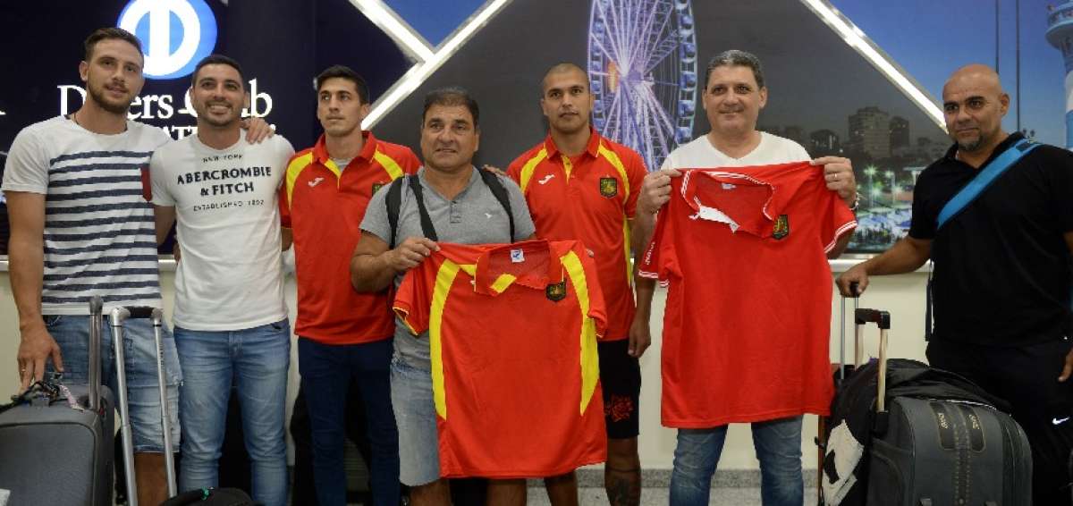 Los nuevos jugadores 'morlacos' posan con la camiseta que defender&aacute;n este a&ntilde;o.