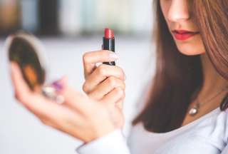 Nueva Zelanda prohíbe el uso de químicos eternos en los cosméticos