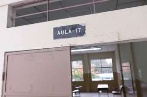 En la Facultad de Jurisprudencia se dio el incidente. Los docentes se quejan de la falta de ventilaci&oacute;n que presentan las aulas. Foto: Karly Torres.