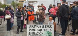 Un grupo de adultos mayores continuaba la huelga de hambre en los exteriores de la Asamblea. 