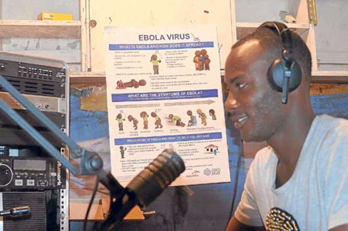 El virus del &eacute;bola ha causado en el occidente de &Aacute;frica m&aacute;s de 4.900 muertes. Un programa de radio sensibiliza a los ciudadanos de Liberia. Foto: AFP
