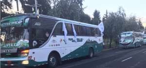Ciudadanos denuncian en redes el uso de buses de Flor del Valle en inicio de campa&ntilde;a de Lasso