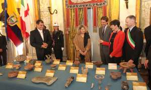 El presidente Rafael Correa (i) durante la entrega simb&oacute;lica de las piezas arqueol&oacute;gicas. Foto: Presidencia