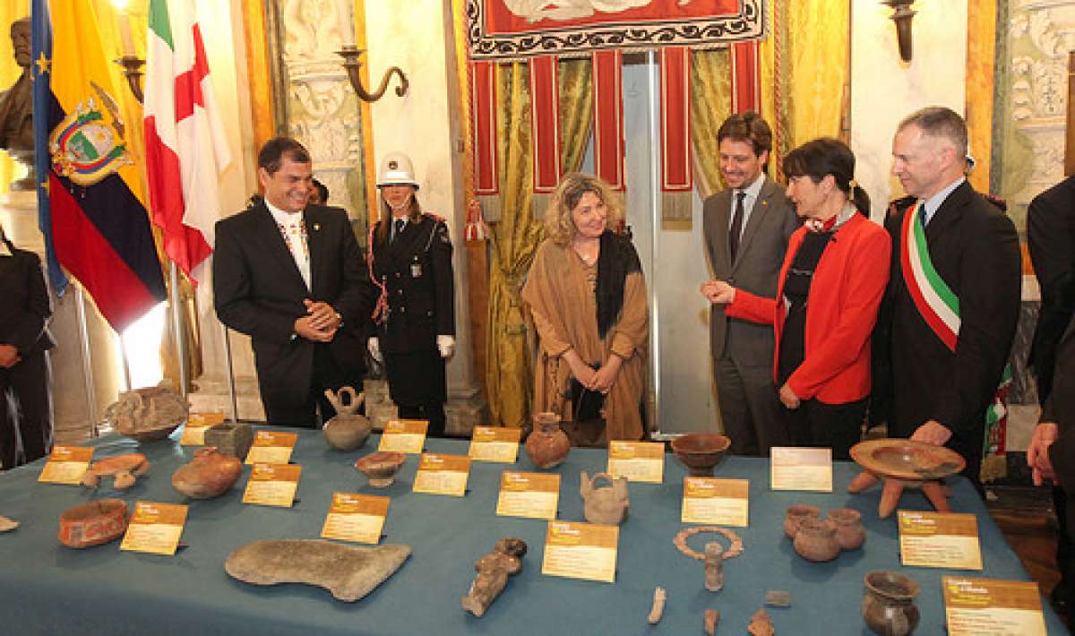 El presidente Rafael Correa (i) durante la entrega simb&oacute;lica de las piezas arqueol&oacute;gicas. Foto: Presidencia