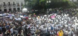 En la Plaza Grande se realizan plantones en apoyo del equipo period&iacute;stico. 