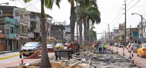 En la calle Portete y Assad Bucaram (la 29), personal del Municipio trabaja en el retiro de &aacute;rboles y palmeras que est&aacute;n ubicados en los parterres.