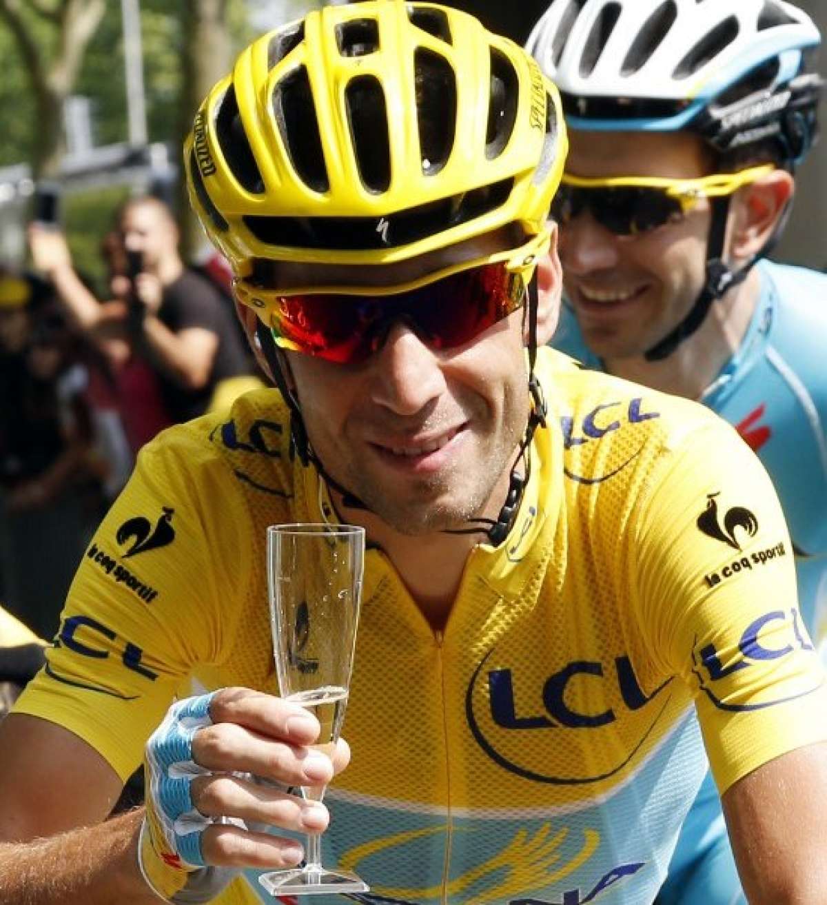 Nibali festej&oacute; a su entrada a los Campos El&iacute;seos en Par&iacute;s. Foto: AFP