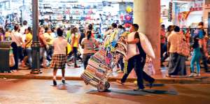 El comercio centra sus esperanzas en el consumo navide&ntilde;o. Las personas compran regalos para sus allegados.Foto: Miguel Castro / El Tel&eacute;grafo