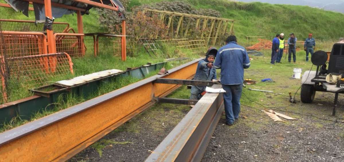Obreros de la EMMOP contin&uacute;an trabajando en la estructura del puente peatonal de La Comuna de Santa Clara de San Mill&aacute;n. Laboran con dos equipos de soldadura a fin de avanzar con mayor rapidez.