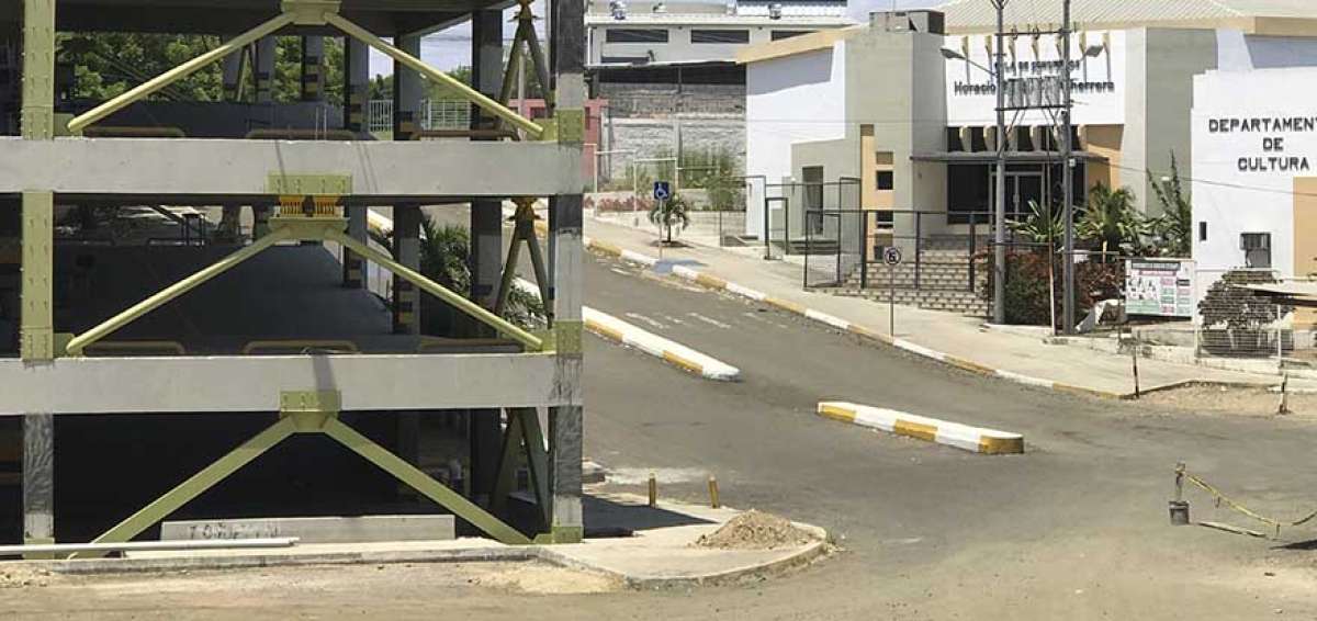 El edificio del parqueadero fue rescatado con trabajos de colocaci&oacute;n de disipadores s&iacute;smocos cuya tecnolog&iacute;a se aplica en construcciones de Chile.