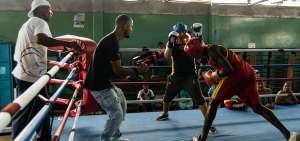 La intervenci&oacute;n del Estado en La Trinitaria est&aacute; motivada por el trabajo de Yecson Preciado (izquierda), sus boxeadores y los realizadores del documental.
