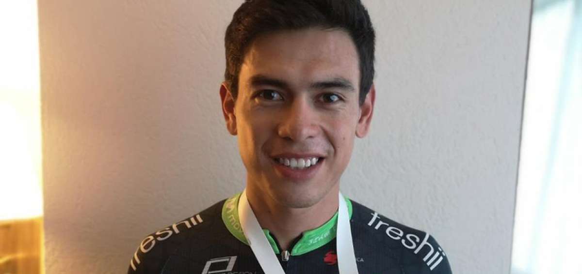 El ciclista nacional, Benjam&iacute;n Quinteros, muestra la medalla de plata que consigui&oacute; en la prueba de ciclismo contrarreloj, en M&eacute;xico.    