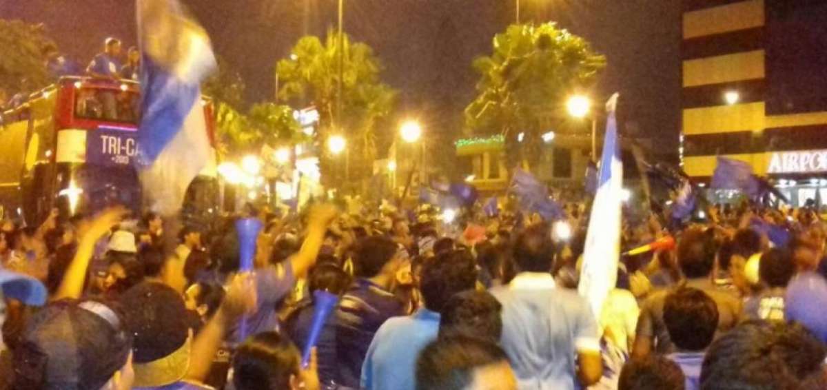 El bus en el que se movilizaban los jugadores de Emelec comenz&oacute; su recorrido a las 19:35.