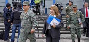 En la Fiscal&iacute;a General, en Quito, asisti&oacute; el ministro de Defensa, Oswaldo Jarr&iacute;n, quien dio su versi&oacute;n acompa&ntilde;ado de varios militares-abogados.