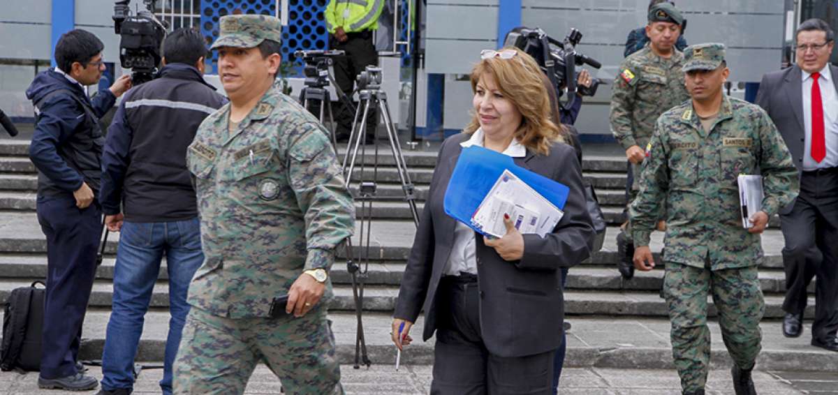 En la Fiscal&iacute;a General, en Quito, asisti&oacute; el ministro de Defensa, Oswaldo Jarr&iacute;n, quien dio su versi&oacute;n acompa&ntilde;ado de varios militares-abogados.