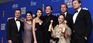 (I a D): Los actores y directores David Heyman, Shannon McIntosh, Margaret Qualley, Quentin Tarantino, Brad Pitt, Julia Butters, and Leonardo DiCaprio, posan en la sala de prensa con el premio a la mejor comedia "Once Upon a Time in Hollywood" , durante la 77 edici&oacute;n de los premios Globos de Oro.