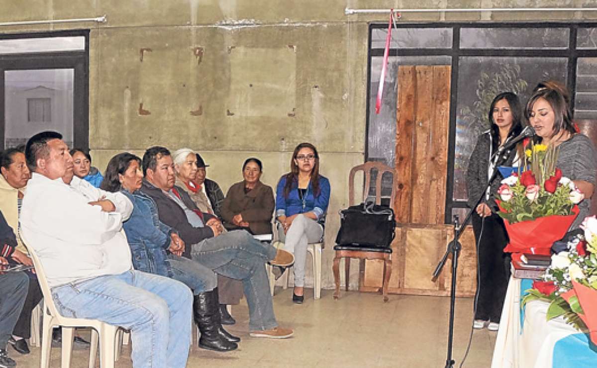 Los mercaderes de Latacunga asistieron a las clases impartidas por los estudiantes de auditor&iacute;a y finanzas. Foto: Silvia Osorio / para El Tel&eacute;grafo