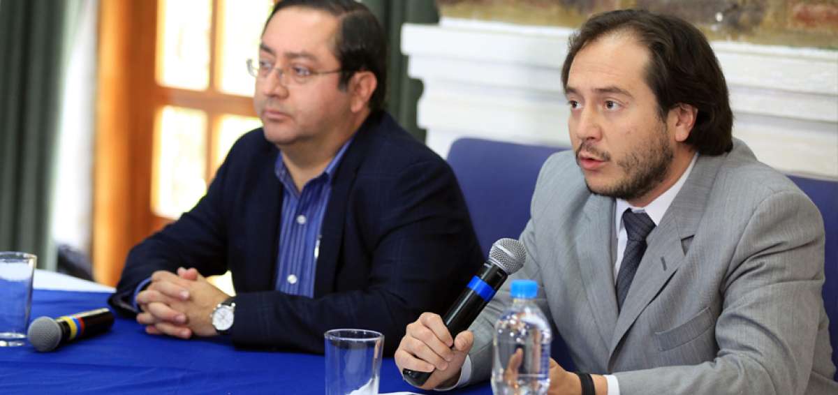 El ministro Carlos de la Torre (izq.), y el secretario de Planificaci&oacute;n,  Andr&eacute;s Mideros, presentaron los ejes del nuevo Gobierno.