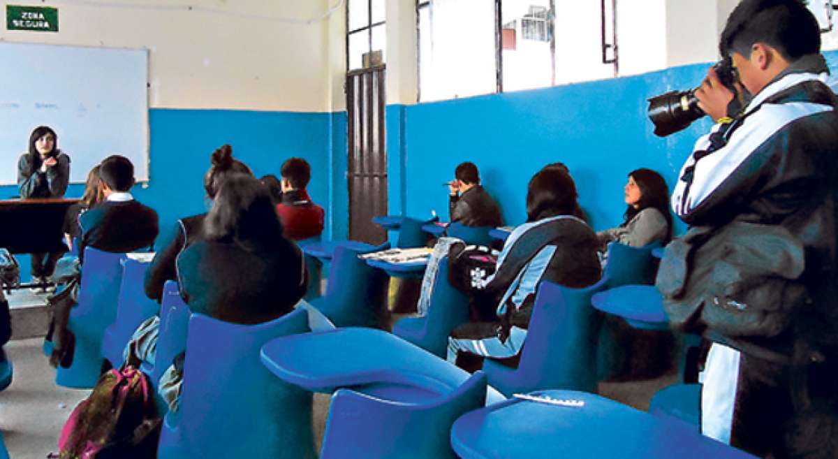 Los estudiantes se han convertido tambi&eacute;n en fot&oacute;grafos, comparten sus tareas con sus compa&ntilde;eros en el Taller de Periodismo dictado por EL TEL&Eacute;GRAFO. Foto: Jos&eacute; Luis Llivisaca / El Tel&eacute;grafo