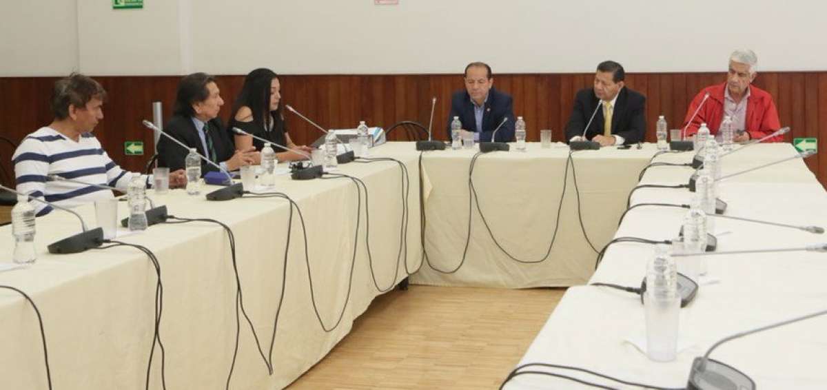 Los miembros de la Comisi&oacute;n sesionan este s&aacute;bado 20 de octubre.