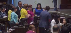 Asamble&iacute;stas de PAIS mostraron su descontento por las abstenciones de algunos de sus compa&ntilde;eros.