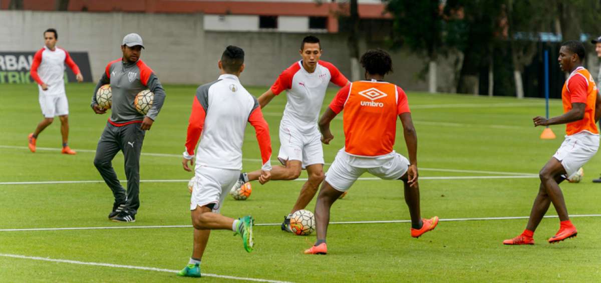 El defensa Franklin Guerra (centro) debutar&aacute; con la camiseta de Liga de Quito, luego de jugar siete temporadas con El Nacional, club en el que se form&oacute;.    