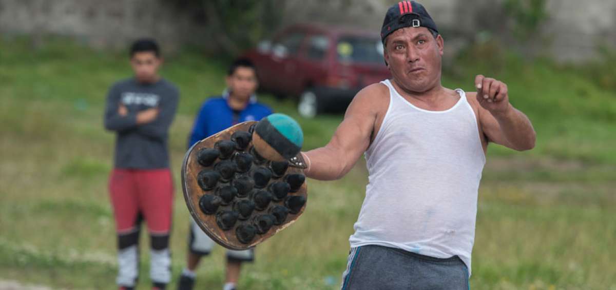 La principal condici&oacute;n para jugar pelota nacional es tener fuerza