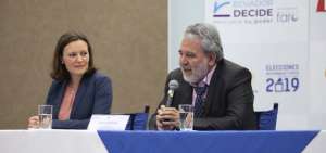 Ana Patricia Mu&ntilde;oz, del Grupo FARO; y Luis Verdesoto, vocal del CNE, firmaron un convenio para apoyar los debates y el voto informado.