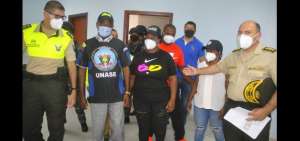 Autoridades policiales entregaron a Elsy Valencia a sus familiares.
