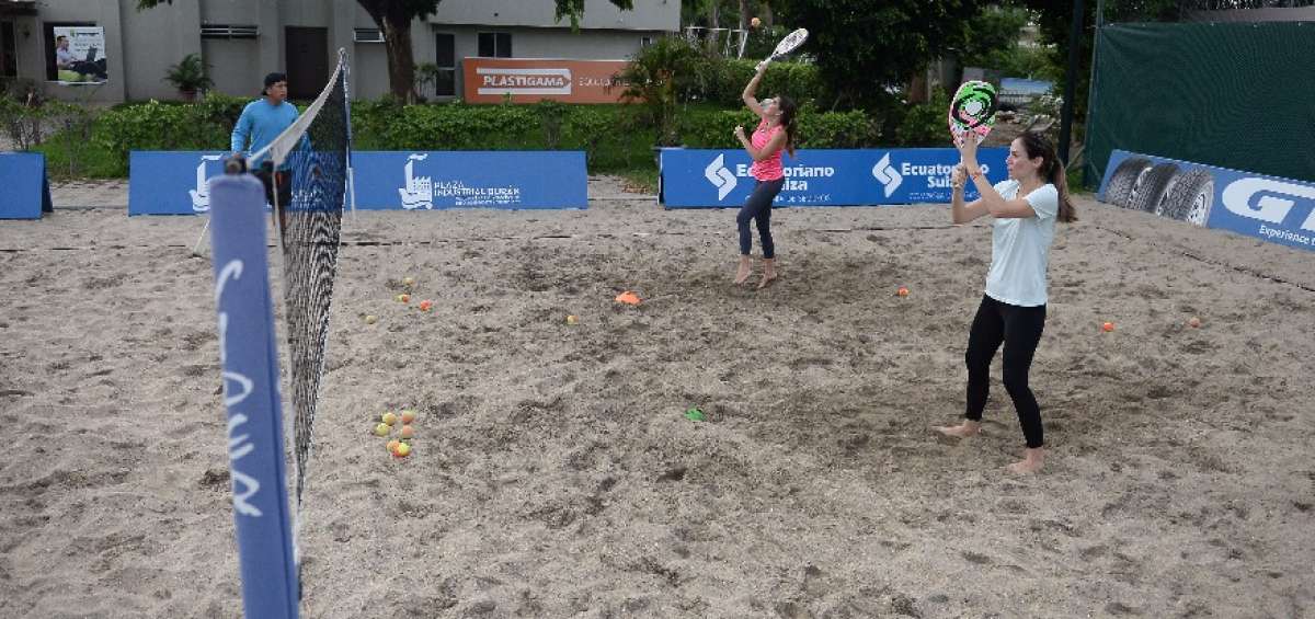 Uno de los lugares donde se practica tenis playa en el pa&iacute;s es en el River Beach Tennis Club, campo de golf Driving Range (km 6,5 v&iacute;a a Samborond&oacute;n).  