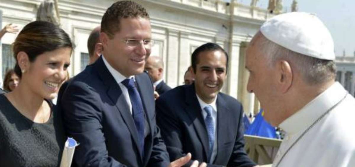 Juan Carlos Holgu&iacute;n (d), cuando fue funcionario del Municipio de Quito, acompa&ntilde;&oacute; al alcalde Mauricio Rodas en su viaje al Vaticano a saludar al papa Francisco.