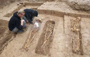 Los soldados yacen en ata&uacute;des muy sencillos, que permitieron su buena conservaci&oacute;n. Foto: AFP