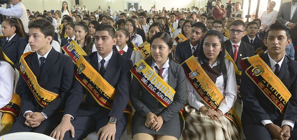 Los abanderados de 186 instituciones educativas fiscales de Guayaquil, Dur&aacute;n y Samborond&oacute;n asistieron al conversatorio con el Ministro de Educaci&oacute;n. 