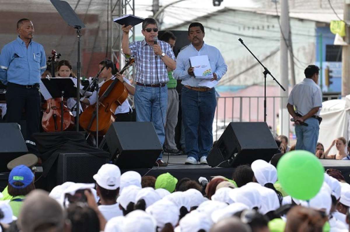 En la Plaza C&iacute;vica de Esmeraldas se concentraron varios gremios de trabajadores. Foto: &Aacute;lvaro P&eacute;rez / El Tel&eacute;grafo 
