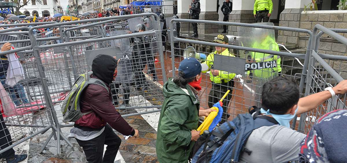 En el centro hist&oacute;rico de Cuenca varios manifestantes chocan con la Polic&iacute;a que control&oacute; que las protestas no afecten al patrimonio cultural de la ciudad.