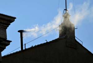 Humo blanco salió de la chimenea del Vaticano.