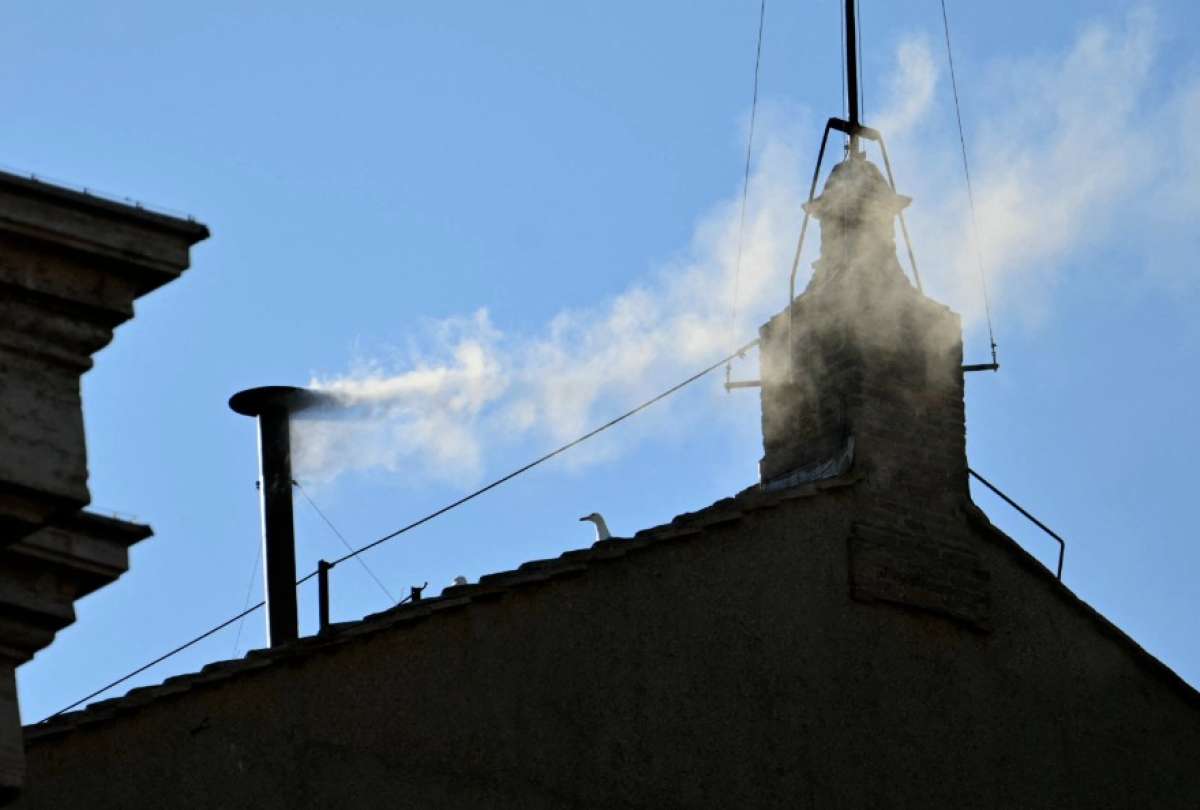 Humo blanco salió de la chimenea del Vaticano.