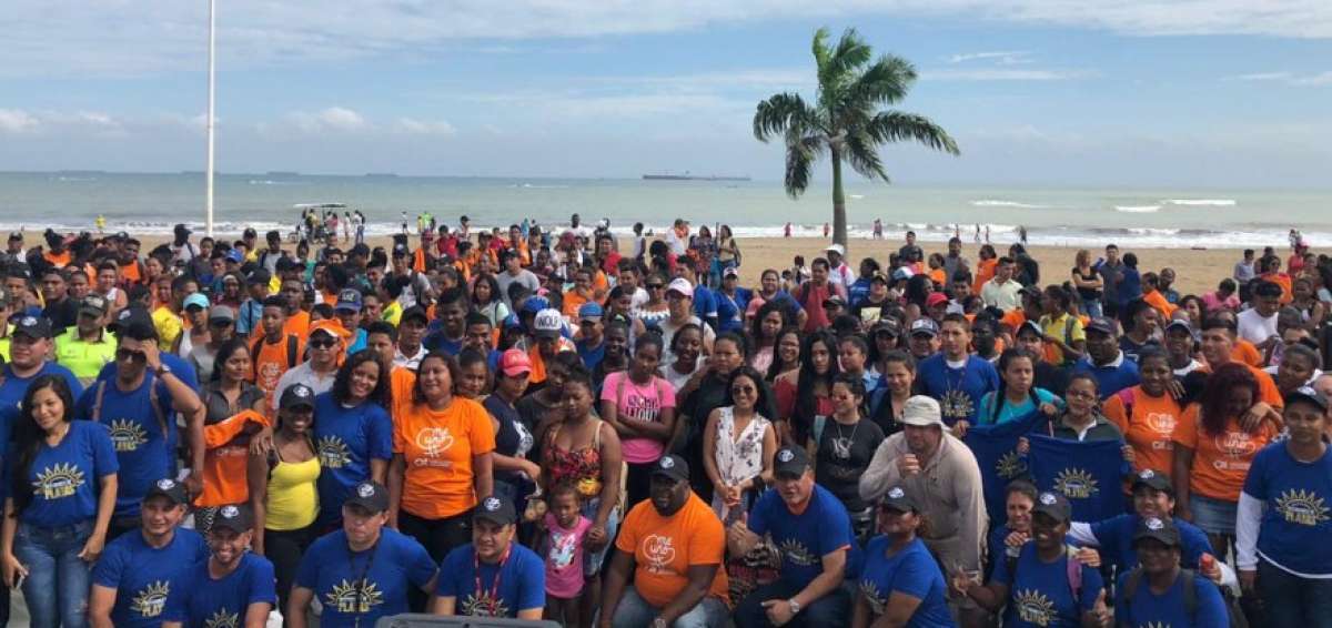 800 voluntarios se sumaron a la campa&ntilde;a en la playa Las Palmas.
